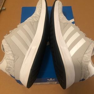 Men’s 10.5 adidas originals sneakers 👟